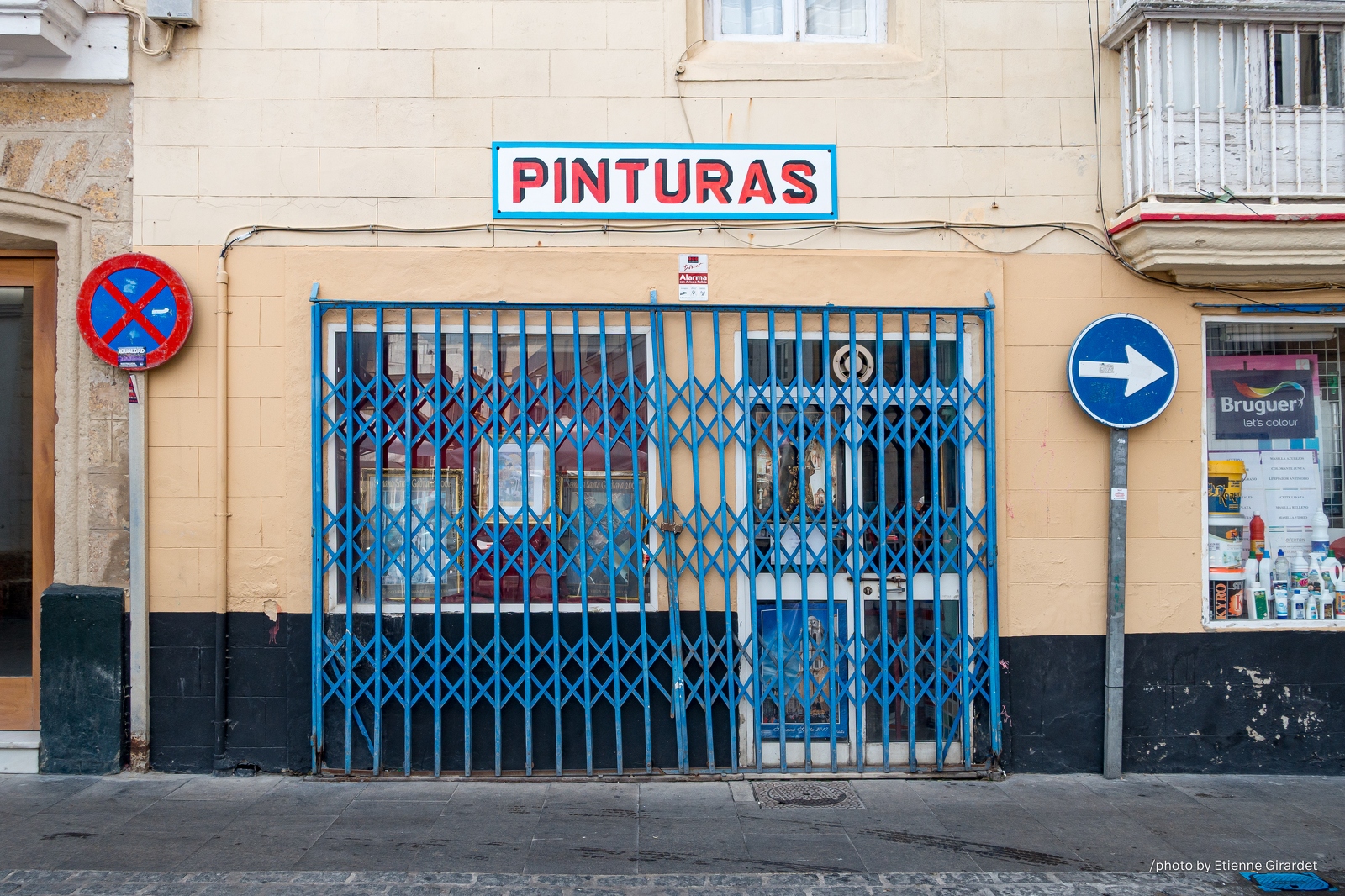 201704_16_DSC00141-paint-shop-with-blue-shutters-and-signs-by-E-Girardet.jpg