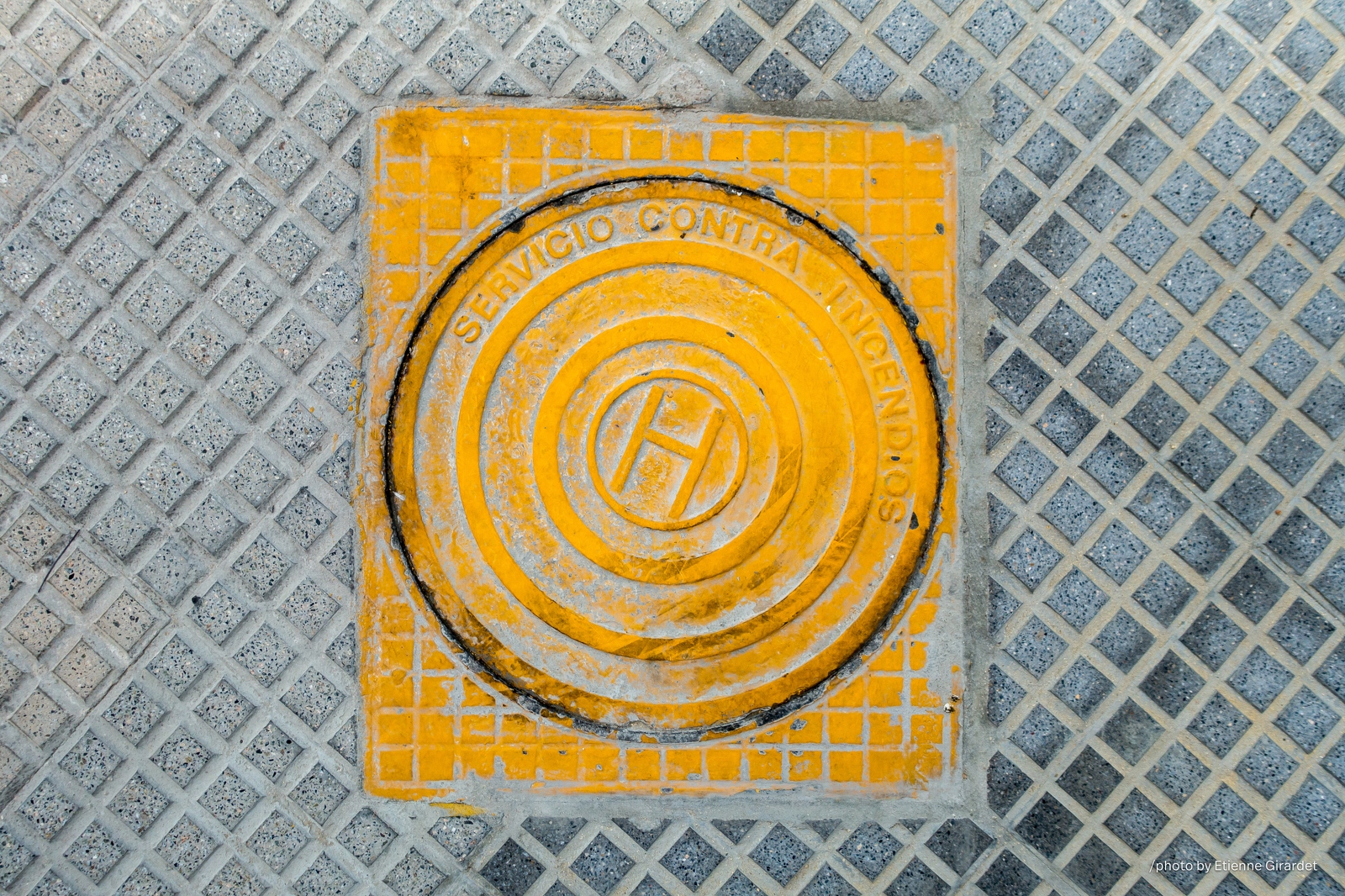 201704_16_DSC00169-manhole-cover--by-E-Girardet.jpg