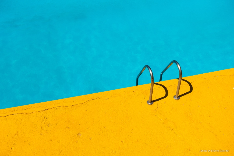 201708_03_DSC02321-swimming-pool-blue-yellow-by-E-Girardet.jpg