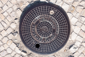 201708 06 DSC02400-manhole-cover--by-E-Girardet