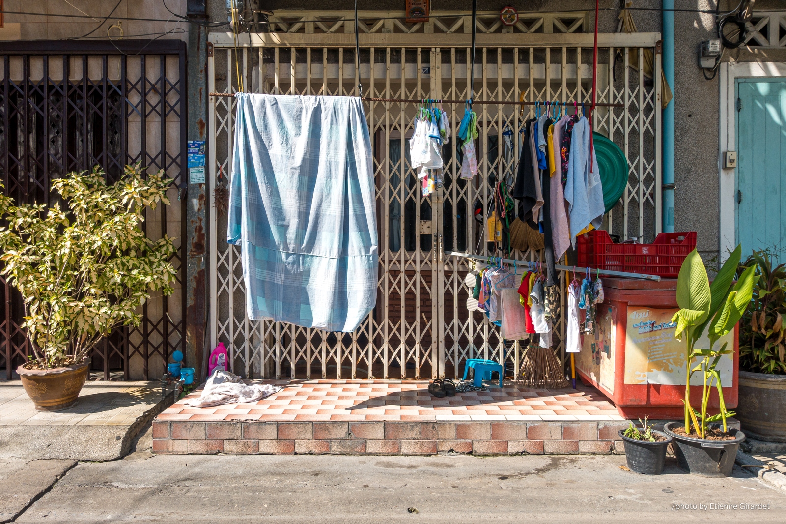 201712_18_DSC03827-laundry-drying-on-street-storefront-by-E-Girardet.jpg