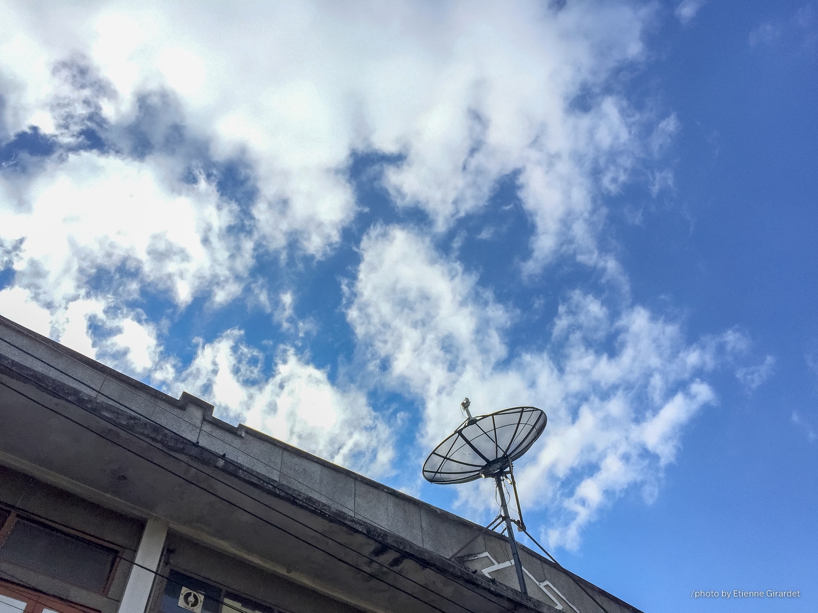 201801_02_IMG_8777-satellite-dish-blue-sky-by-E-Girardet.jpg