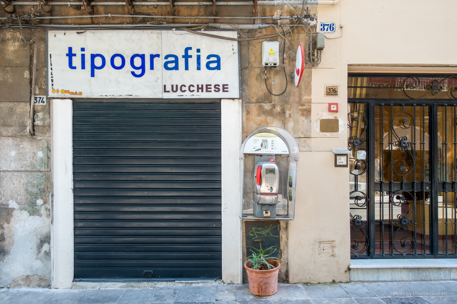201804_01_DSC05029-italian-shop-sign-with-phone-booth-by-E-Girardet.jpg