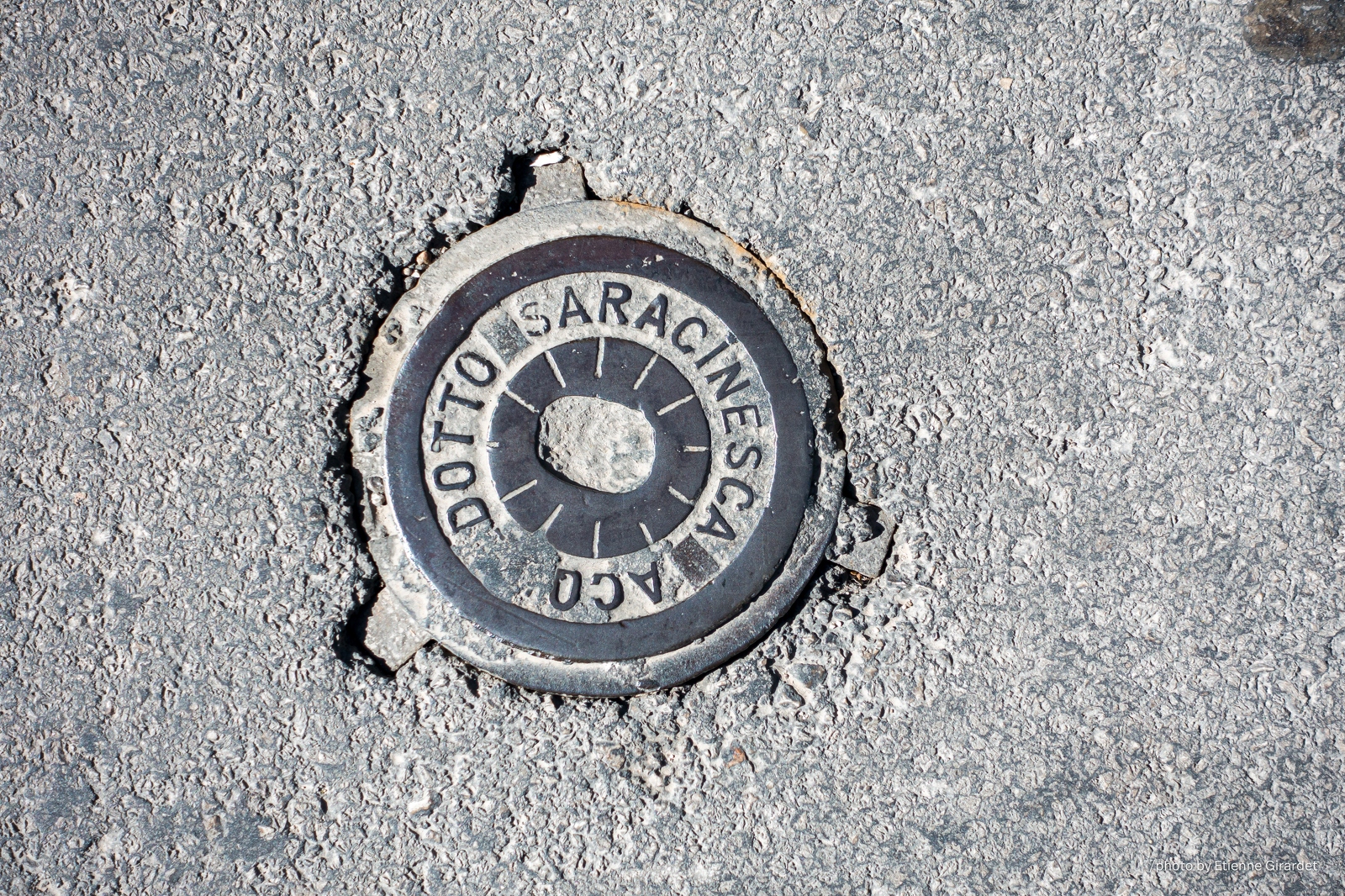 201804_01_DSC05040-manhole-cover--by-E-Girardet.jpg