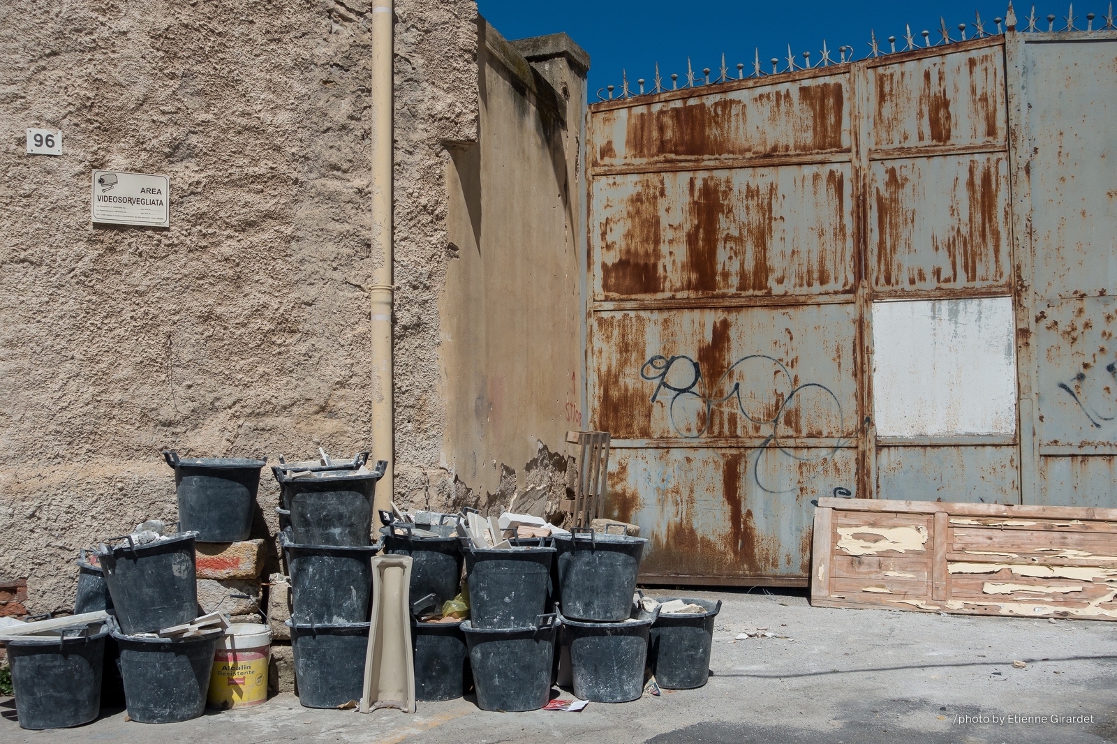 201804_02_DSC05089-buckets-construction-rusty-door-by-E-Girardet.jpg