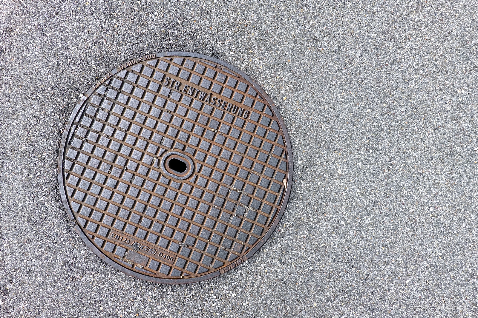 201807_28_RXX0753-manhole-cover--by-E-Girardet.jpg