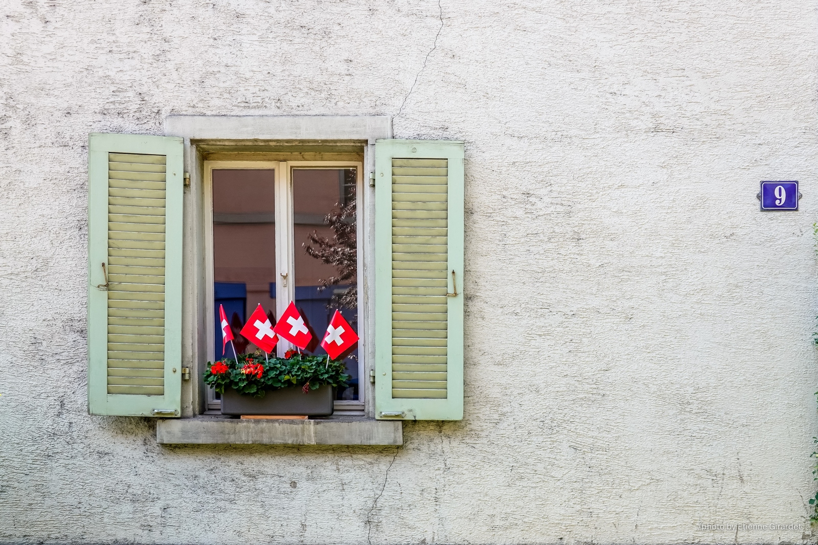 201808_01_RXX1005-window-house-swiss-flag-by-E-Girardet.jpg