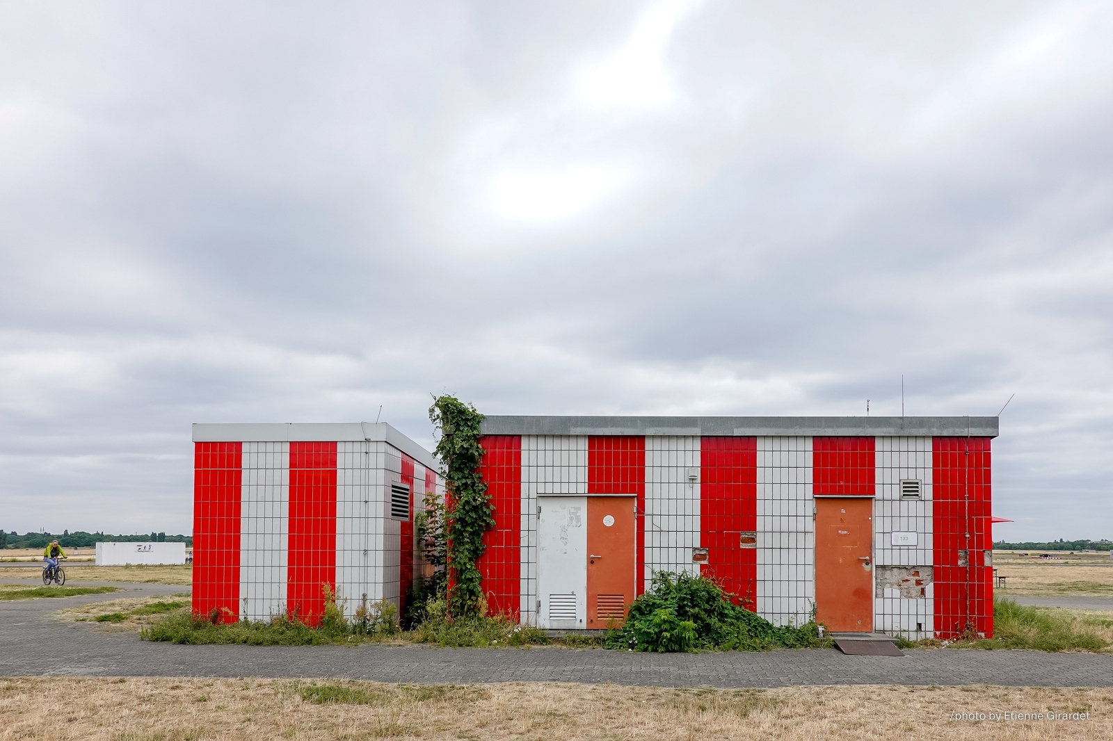 201807_06_RXX0189-red-white-stripe-building-airport-by-E-Girardet.jpg