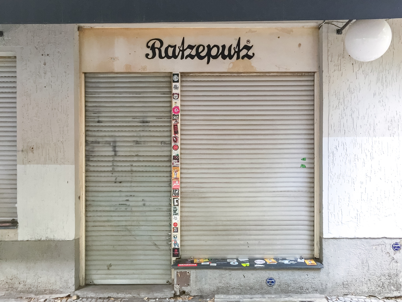 201807_20_IMG_1077-storefront-with-stickers-and-name-ratzeputz-by-E-Girardet.jpg