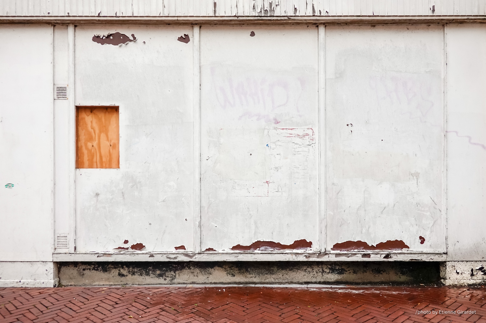 201808_13_RXX1470-peeling-paint-graffitied-white-wall-by-E-Girardet.jpg