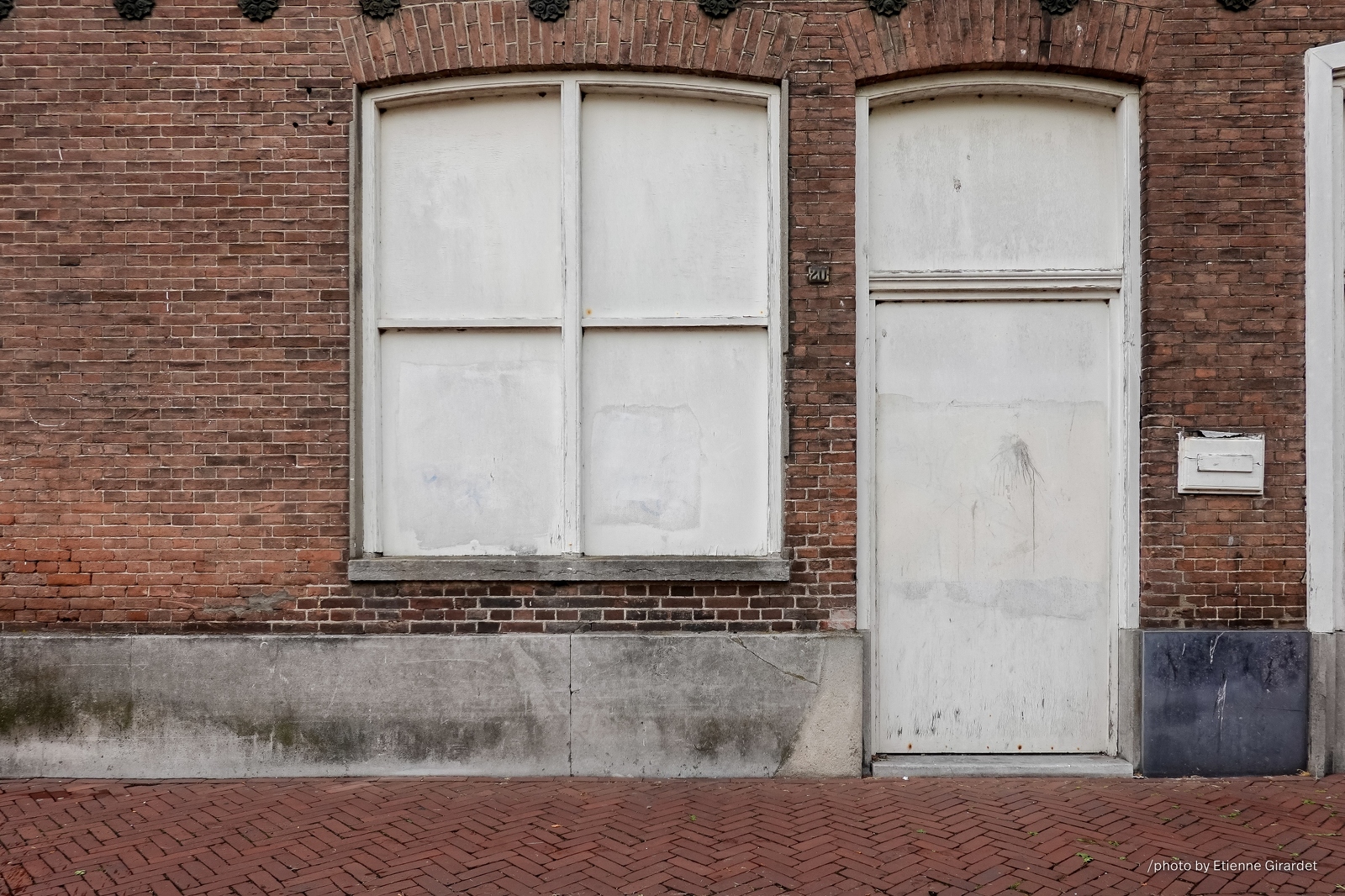 201808_13_RXX1471-white-window-door-brick-wall-by-E-Girardet.jpg