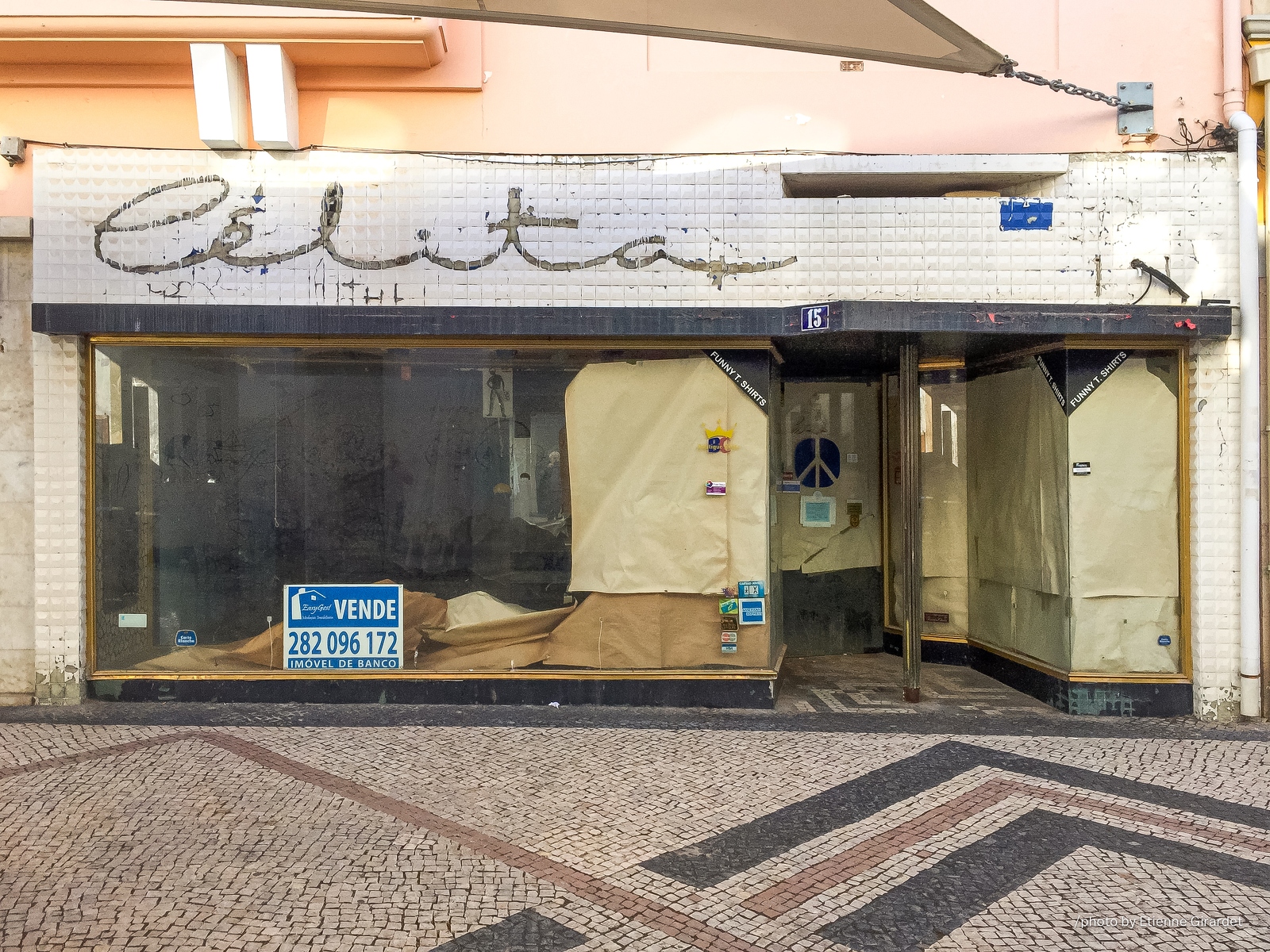 201810_19_IMG_2431-abandoned-shop-for-sale-with-funny-t-shirts-by-E-Girardet.jpg