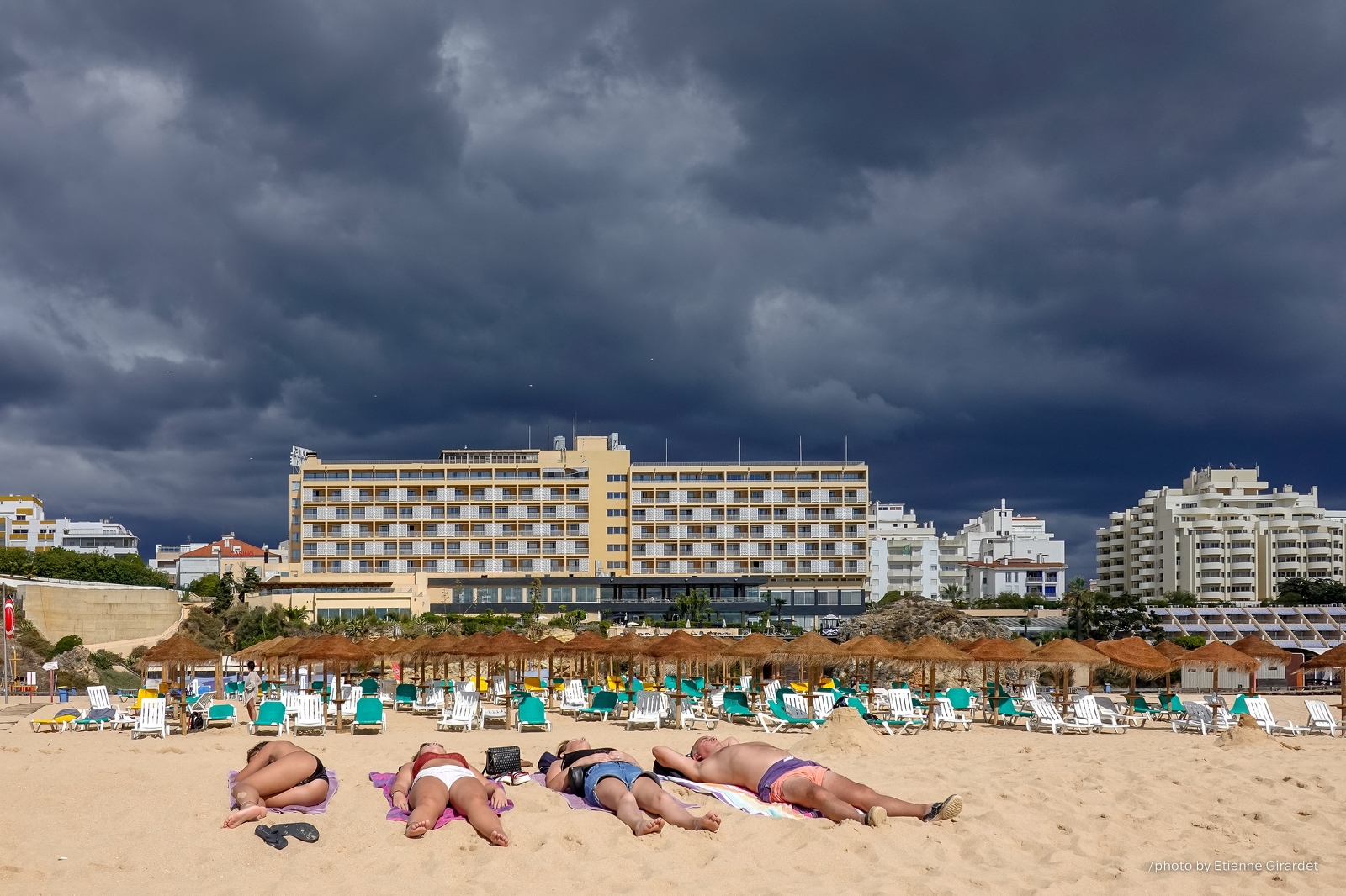201810_20_RXX1761-sunbathing-people-dark-clouds-by-E-Girardet.jpg