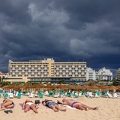 201810_20_RXX1761-sunbathing-people-dark-clouds-by-E-Girardet.jpg
