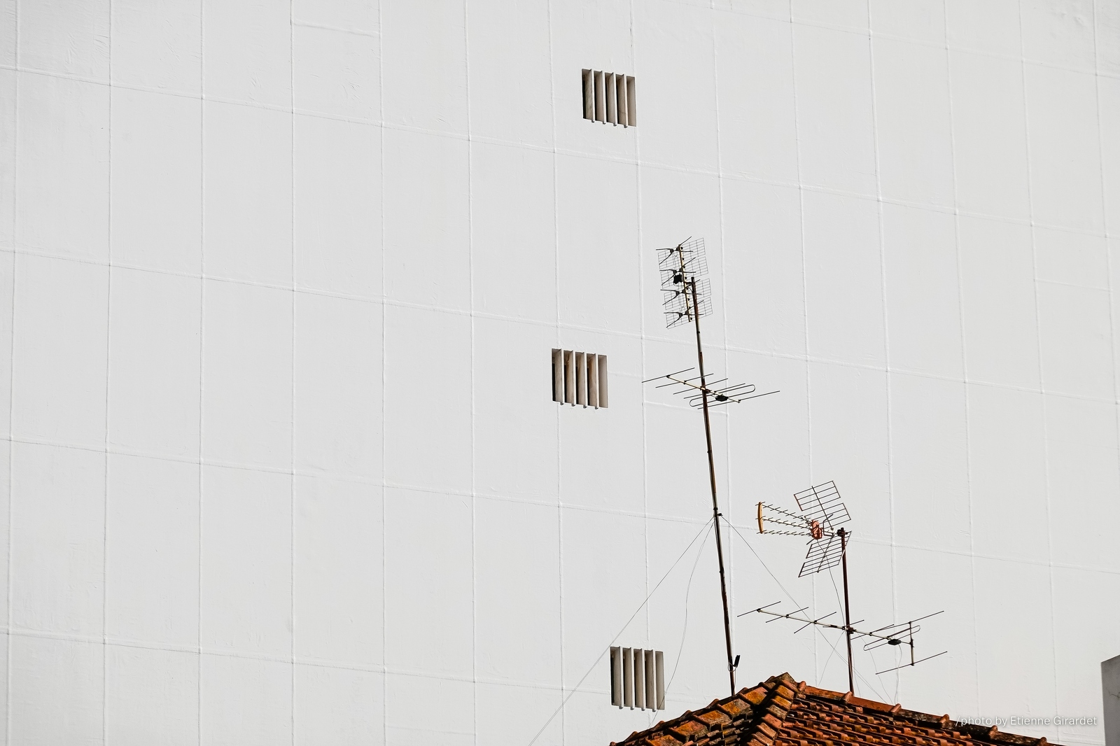 201810_22_RXX1807-white-wall-roof-tv-antenna-by-E-Girardet.jpg