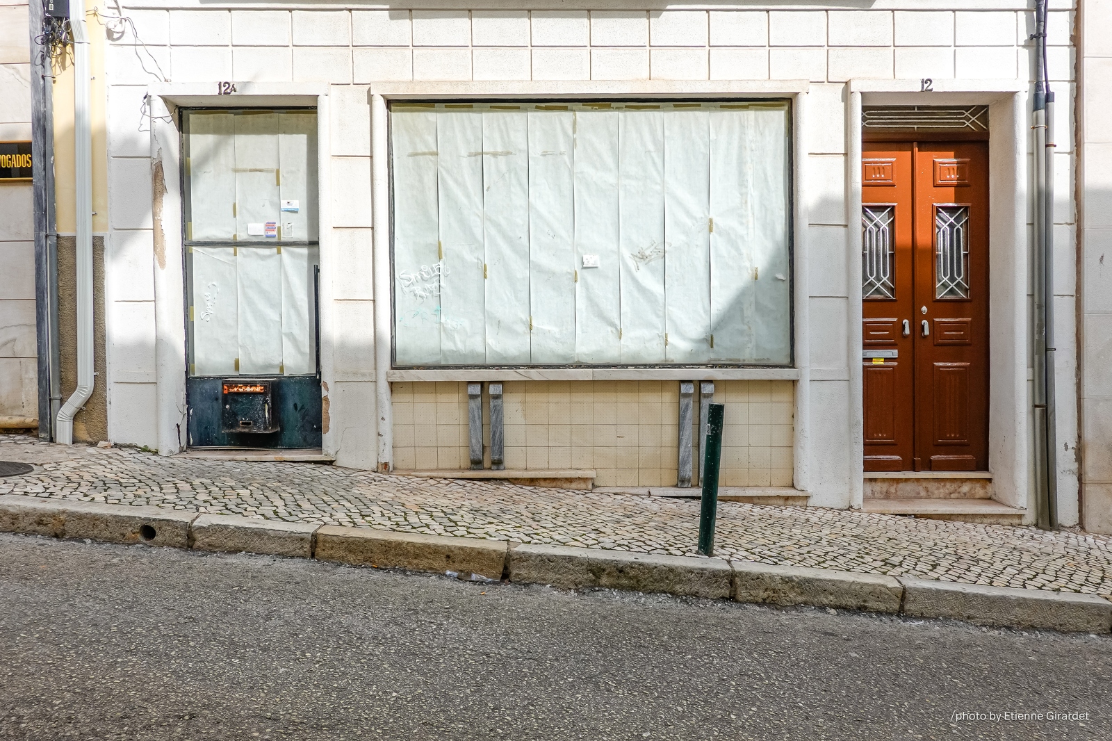 201810_23_RXX1817-closed-shops-street-facade-renovation-by-E-Girardet.jpg