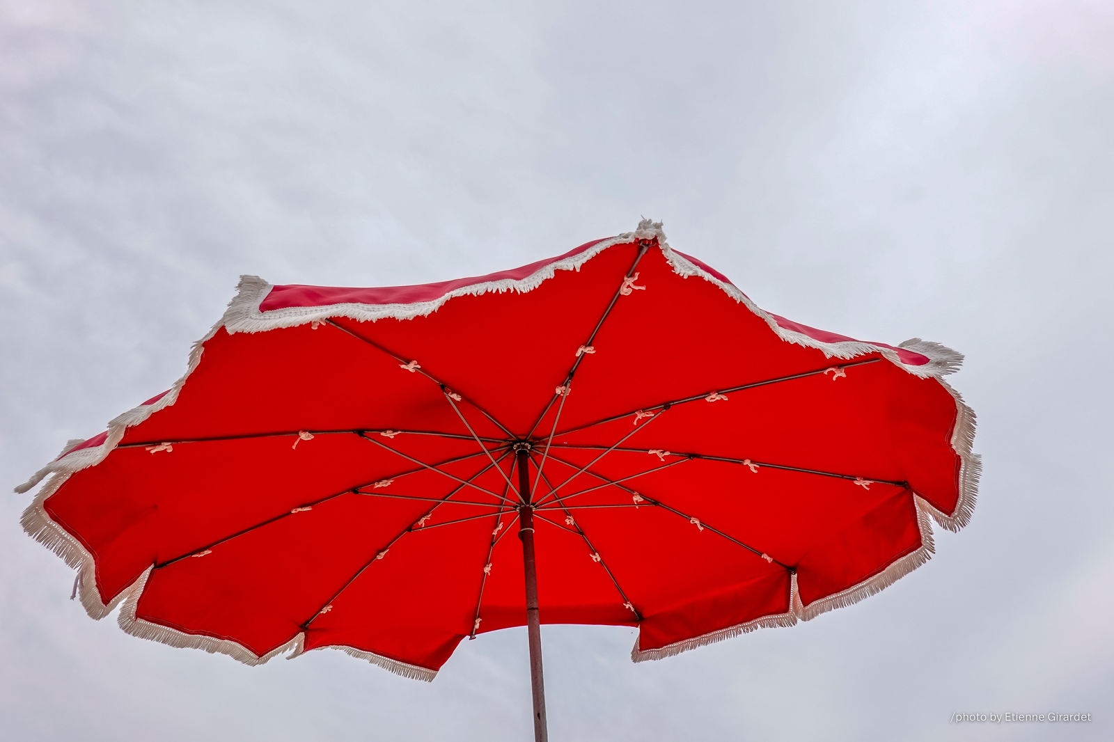 201810_25_RXX1849-red-sunshade-umbrella-beach-by-E-Girardet.jpg