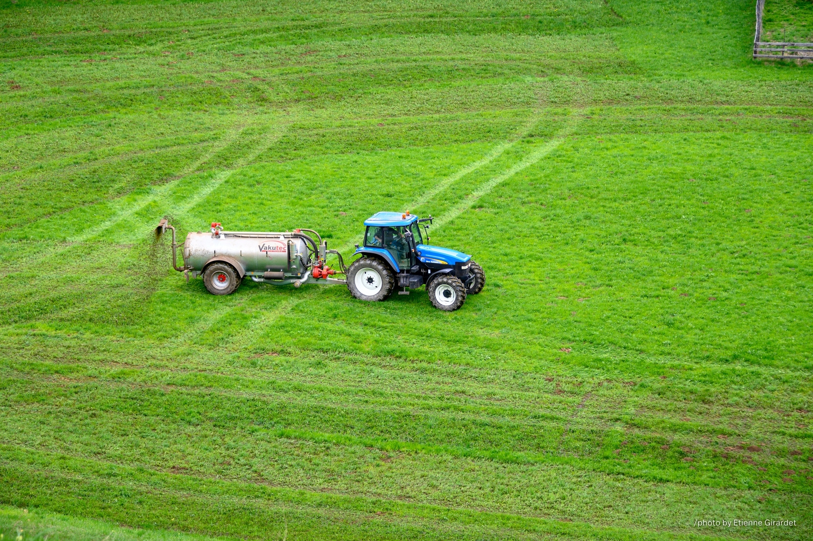 201904_25_ZZ6_1669-tractor-manure-field-by-E-Girardet.jpg
