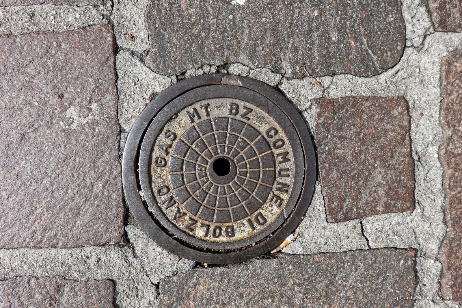 201904_26_RXX2824-manhole-cover--by-E-Girardet.jpg