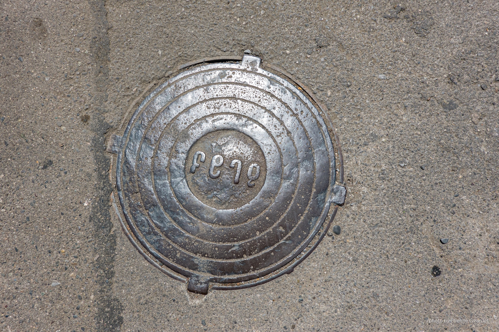 201906_22_RXX04557-manhole-cover--by-E-Girardet.jpg