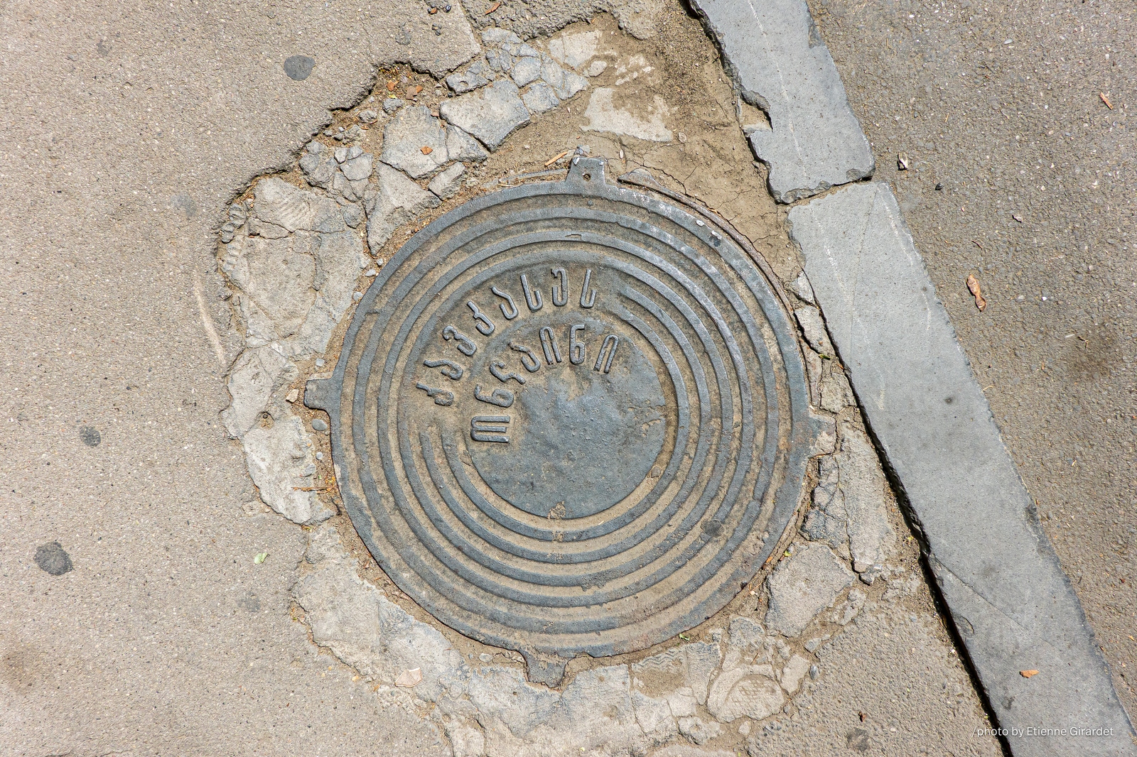 201907_17_RXX06818-manhole-cover--by-E-Girardet.jpg