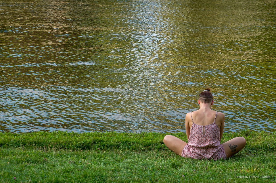 201908_24_RXX07072-woman-yoga-river-by-E-Girardet.jpg