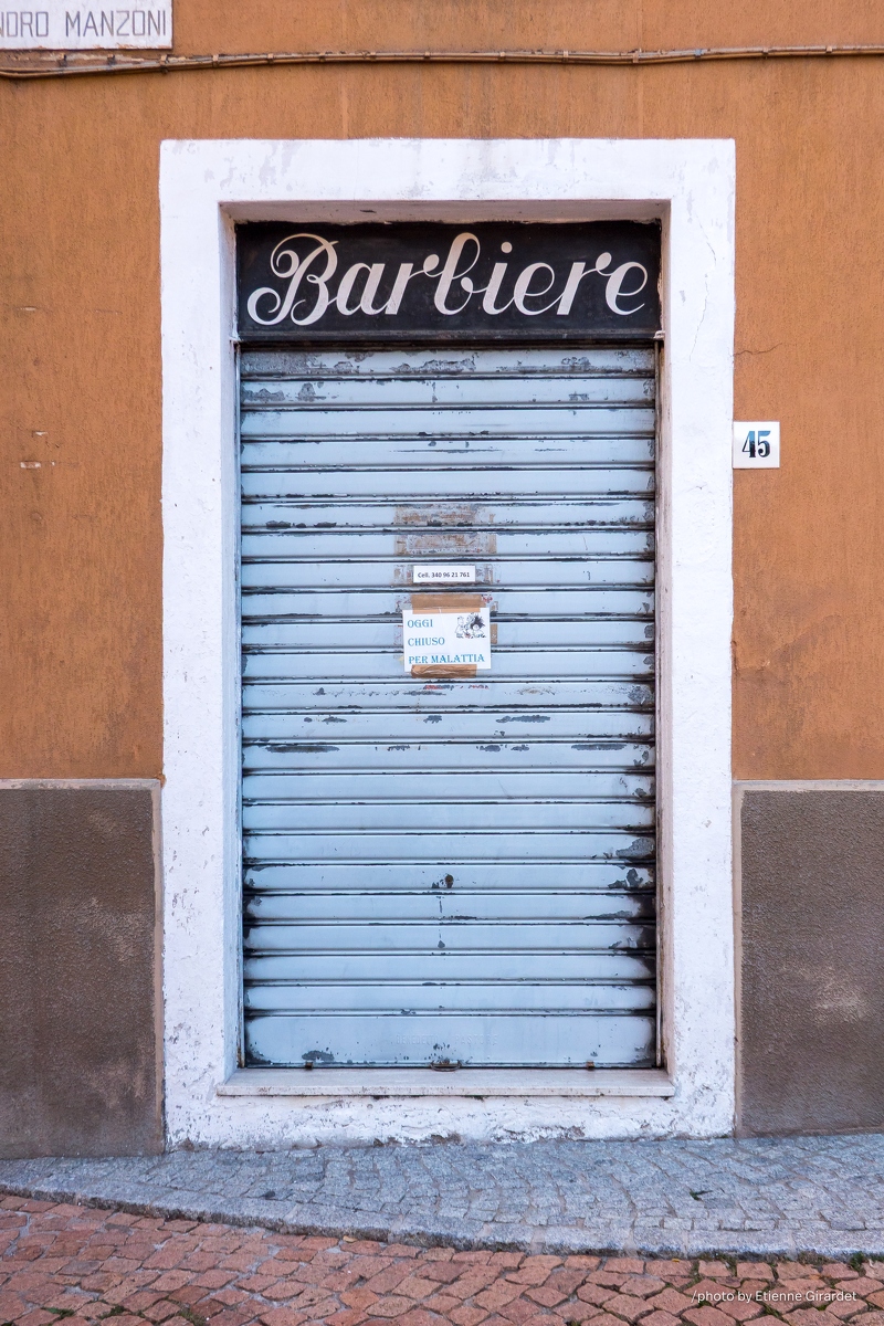 201910_03_RXX07740-closed-barbershop-sign-on-shuttered-shop-by-E-Girardet.jpg
