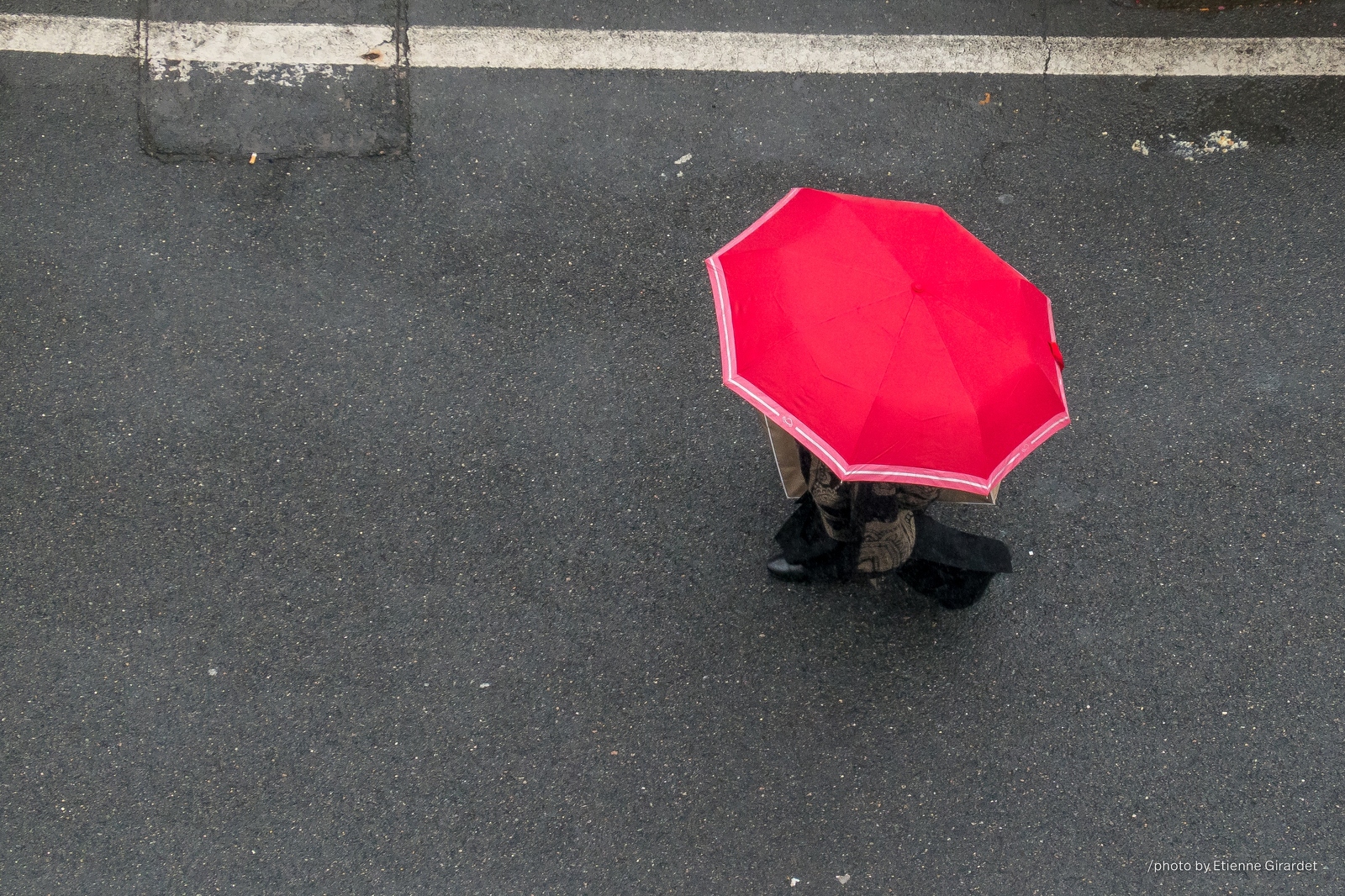 201910_09_RXX07887-woman-umbrella-from-above-by-E-Girardet.jpg