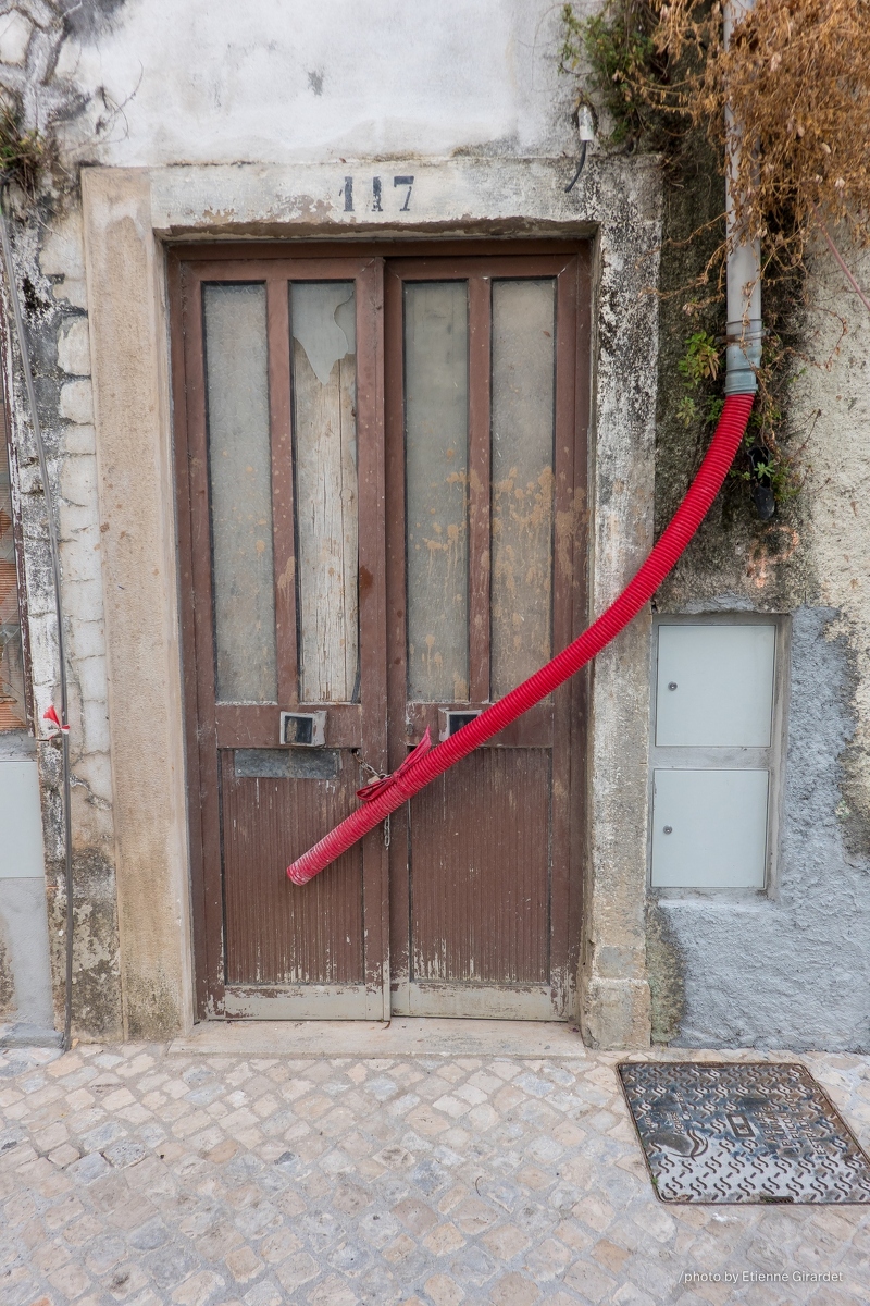 202107_20_RXX09847-door-red-water-pipe-by-E-Girardet.jpg