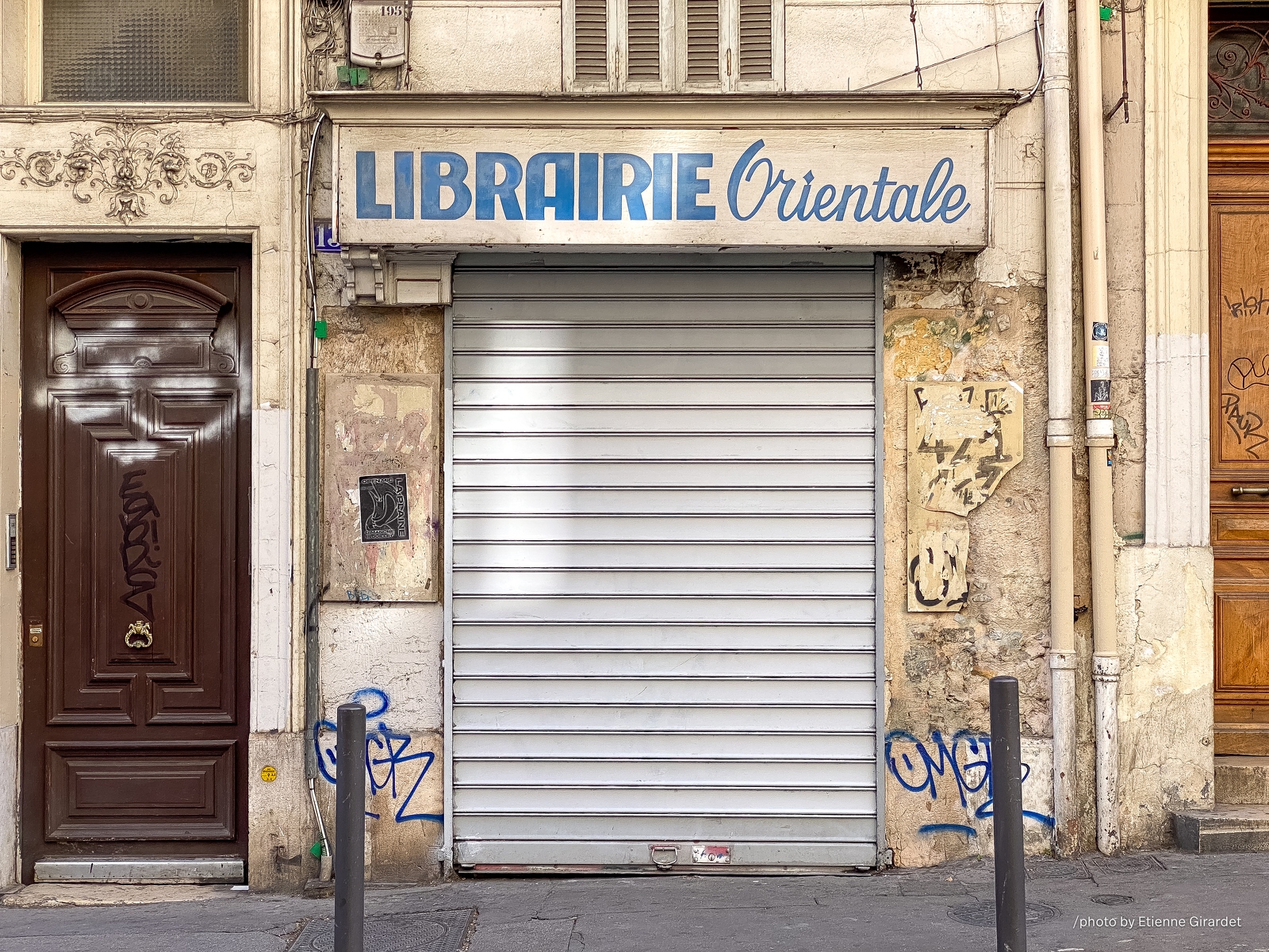 202110_15_IMG_9512-oriental-bookstore-facade-with-graffiti-by-E-Girardet.jpg