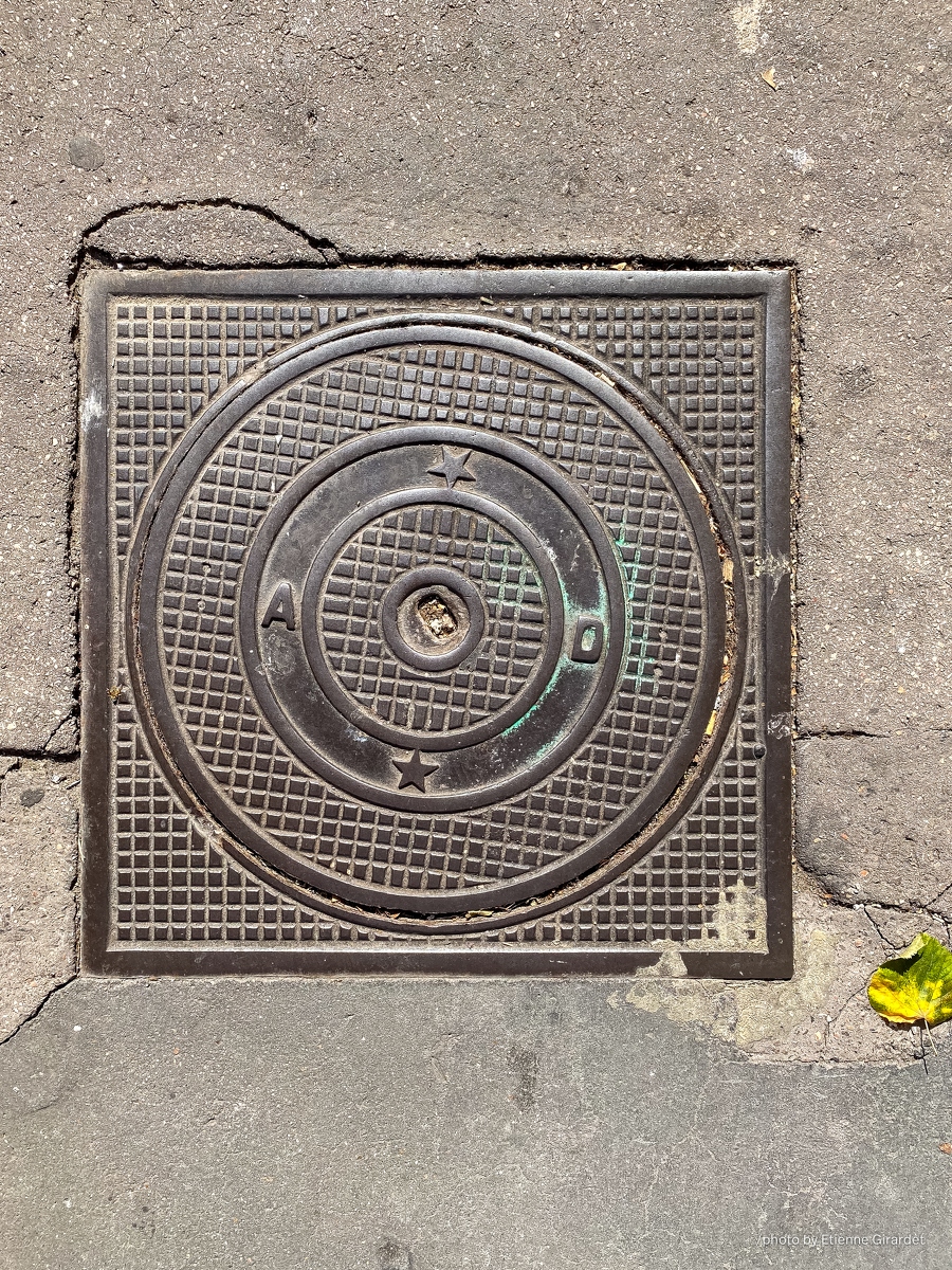 202110_16_IMG_9556-manhole-cover--by-E-Girardet.jpg