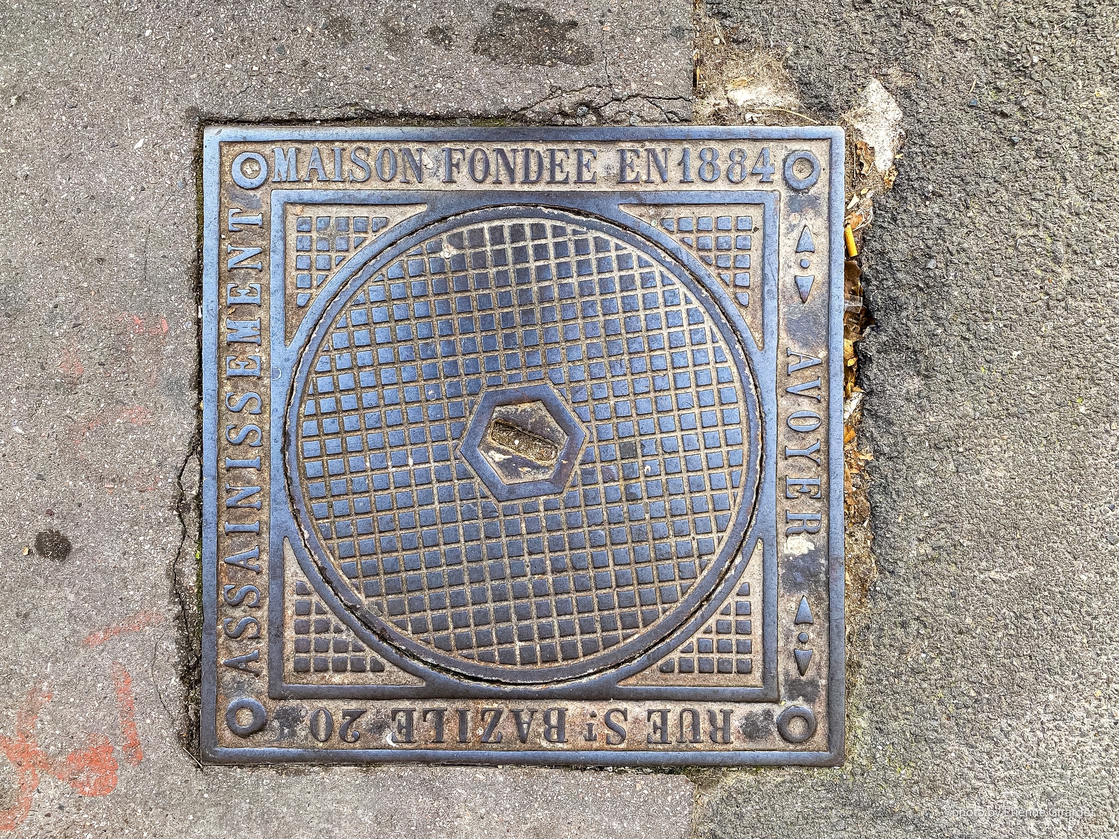 202110_19_IMG_9739-manhole-cover--by-E-Girardet.jpg