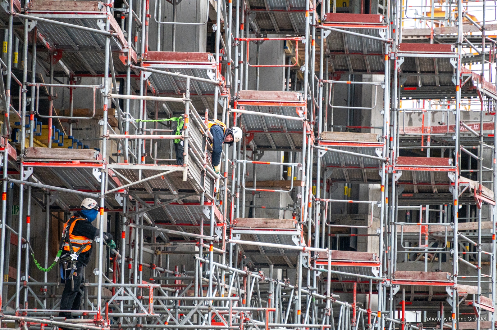 202201_31_ZZ6_9494-construction-workers-on-scaffolding-by-E-Girardet.jpg