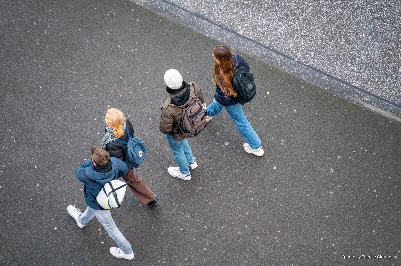 202201_31_ZZ6_9541-young-people-street-from-above-by-E-Girardet.jpg