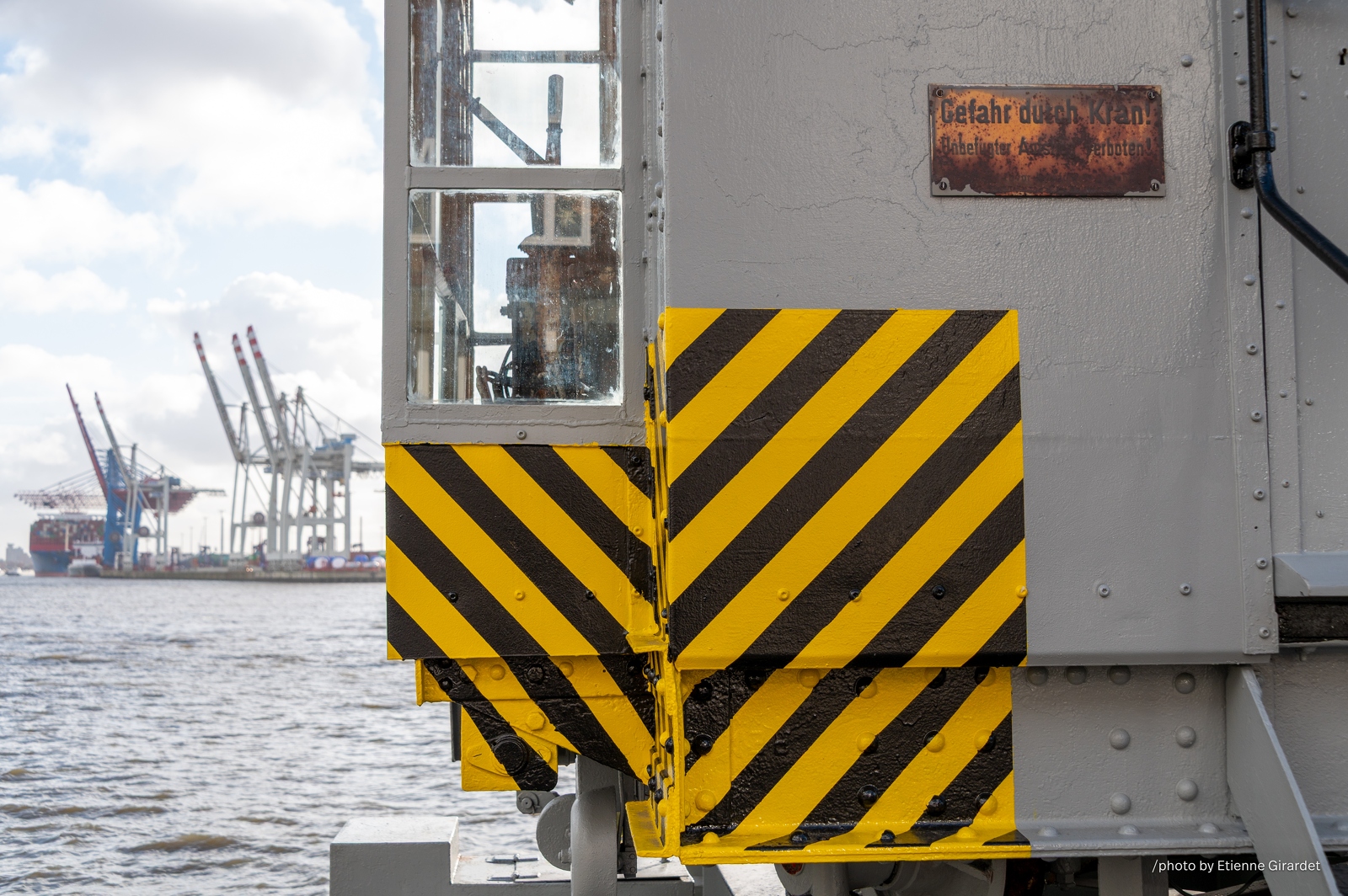 202202_02_ZZ6_9587-port-crane-warning-sign-on-gray-metal-by-E-Girardet.jpg