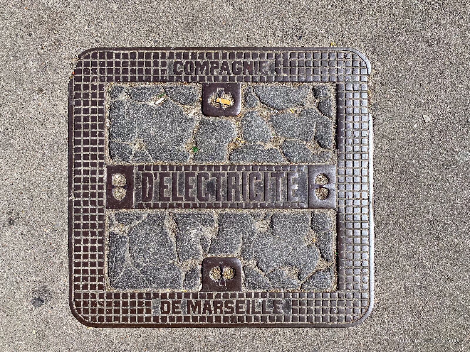 202204_19_IMG_1087-manhole-cover--by-E-Girardet.jpg