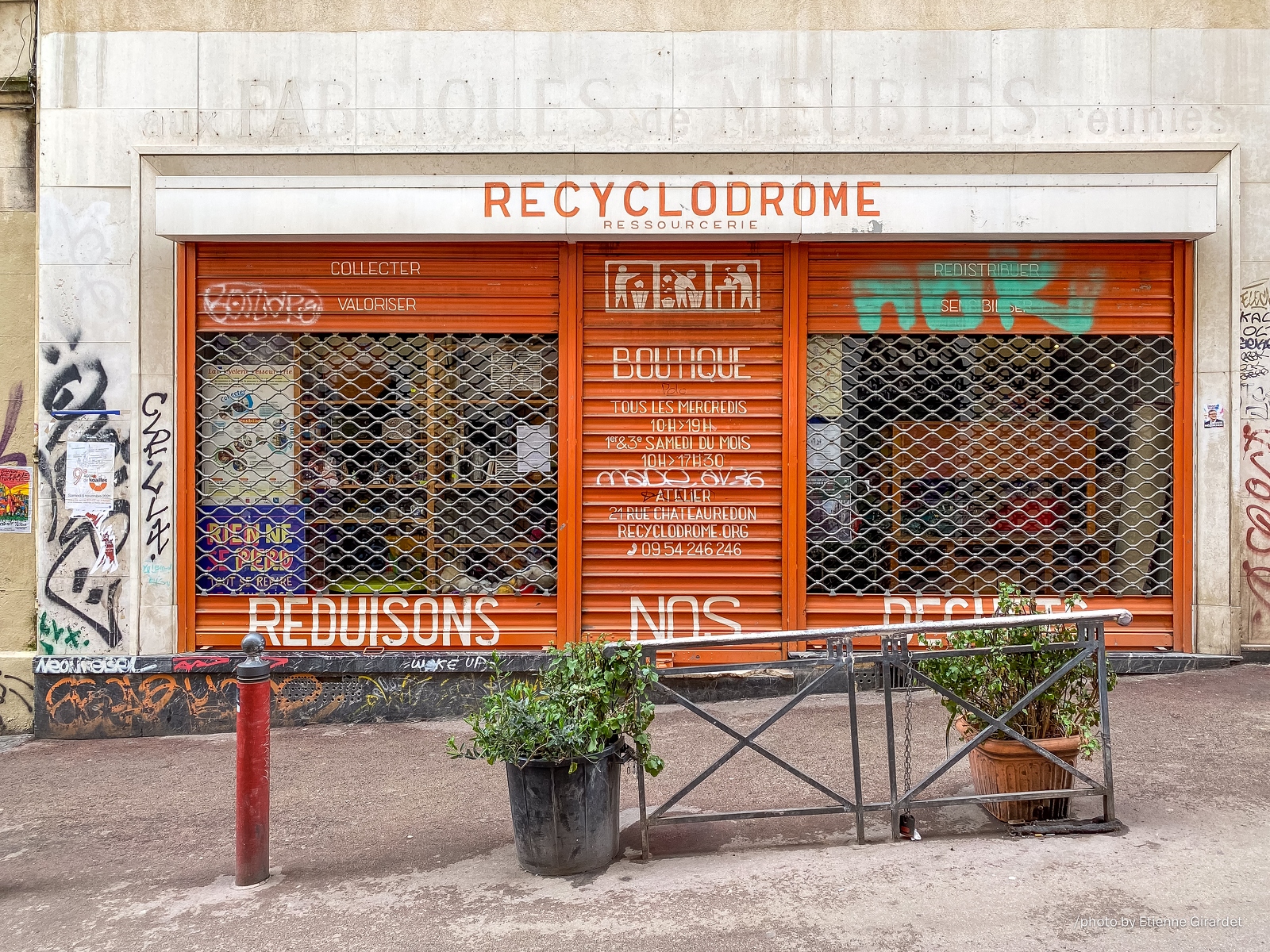 202204_21_IMG_1150-recycled-goods-store-in-orange-building-by-E-Girardet.jpg