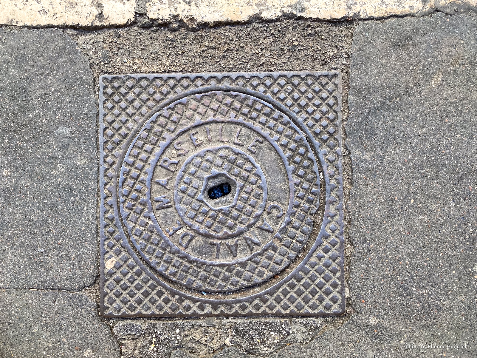 202204_26_IMG_1444-manhole-cover--by-E-Girardet.jpg