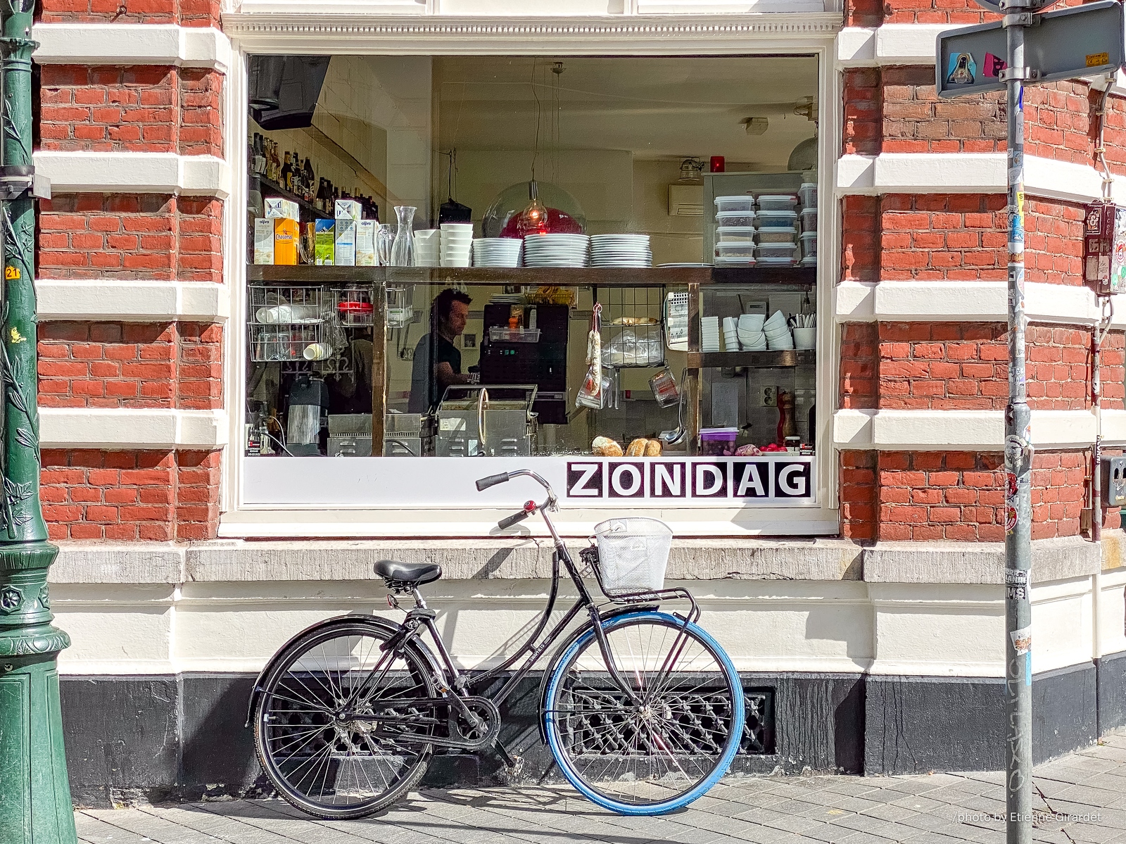 202204_11_IMG_0660-shop-window-with-bike-and-sign-zondags-by-E-Girardet.jpg