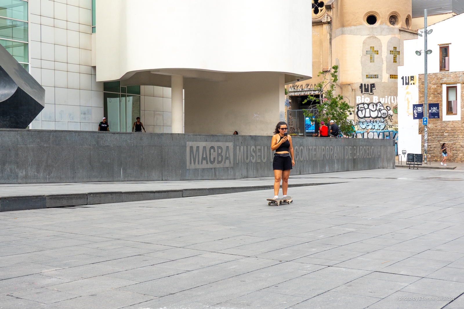 202207_06_RXX01679-woman-skateboarding-near-macba-museum-by-E-Girardet.jpg