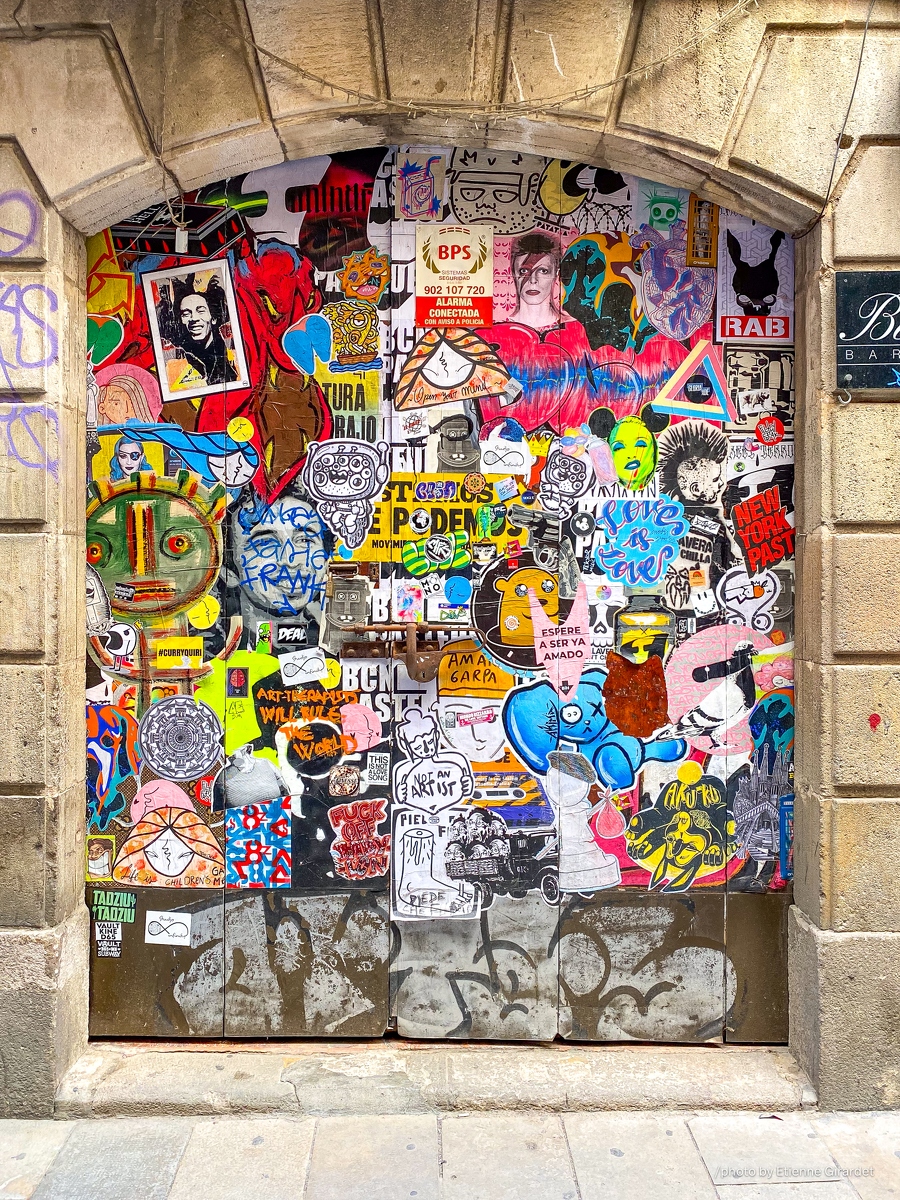 202207_10_IMG_2213-graffiti-covered-door-with-stickers-and-posters-by-E-Girardet.jpg