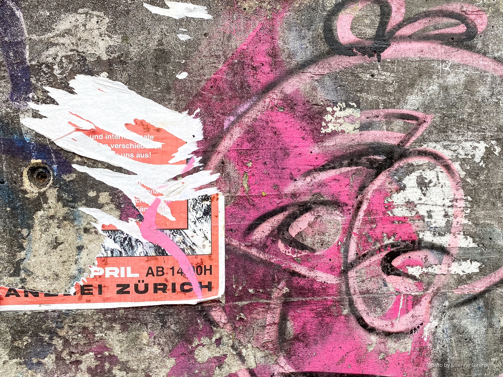 202207_25_IMG_2895-graffitied-wall-with-poster-remnants-by-E-Girardet.jpg