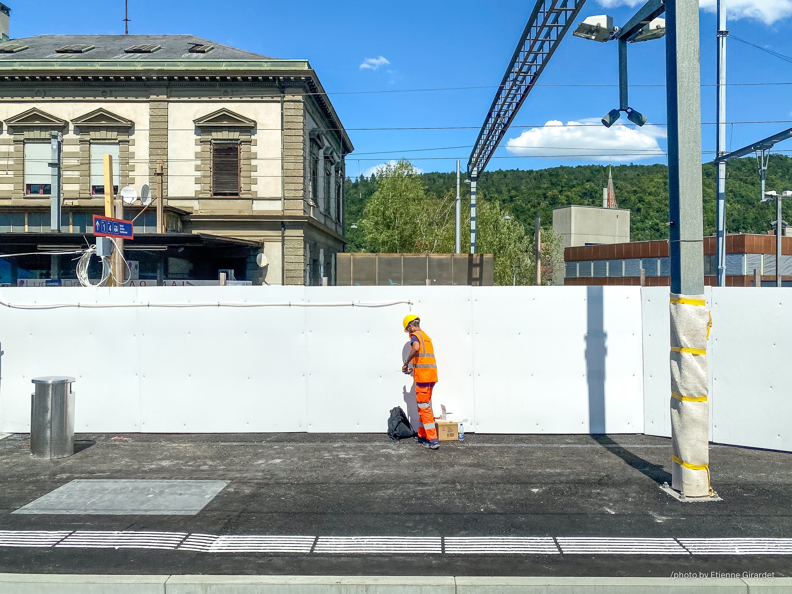 202207_26_IMG_2966-construction-worker-near-train-station-barrier-by-E-Girardet.jpg