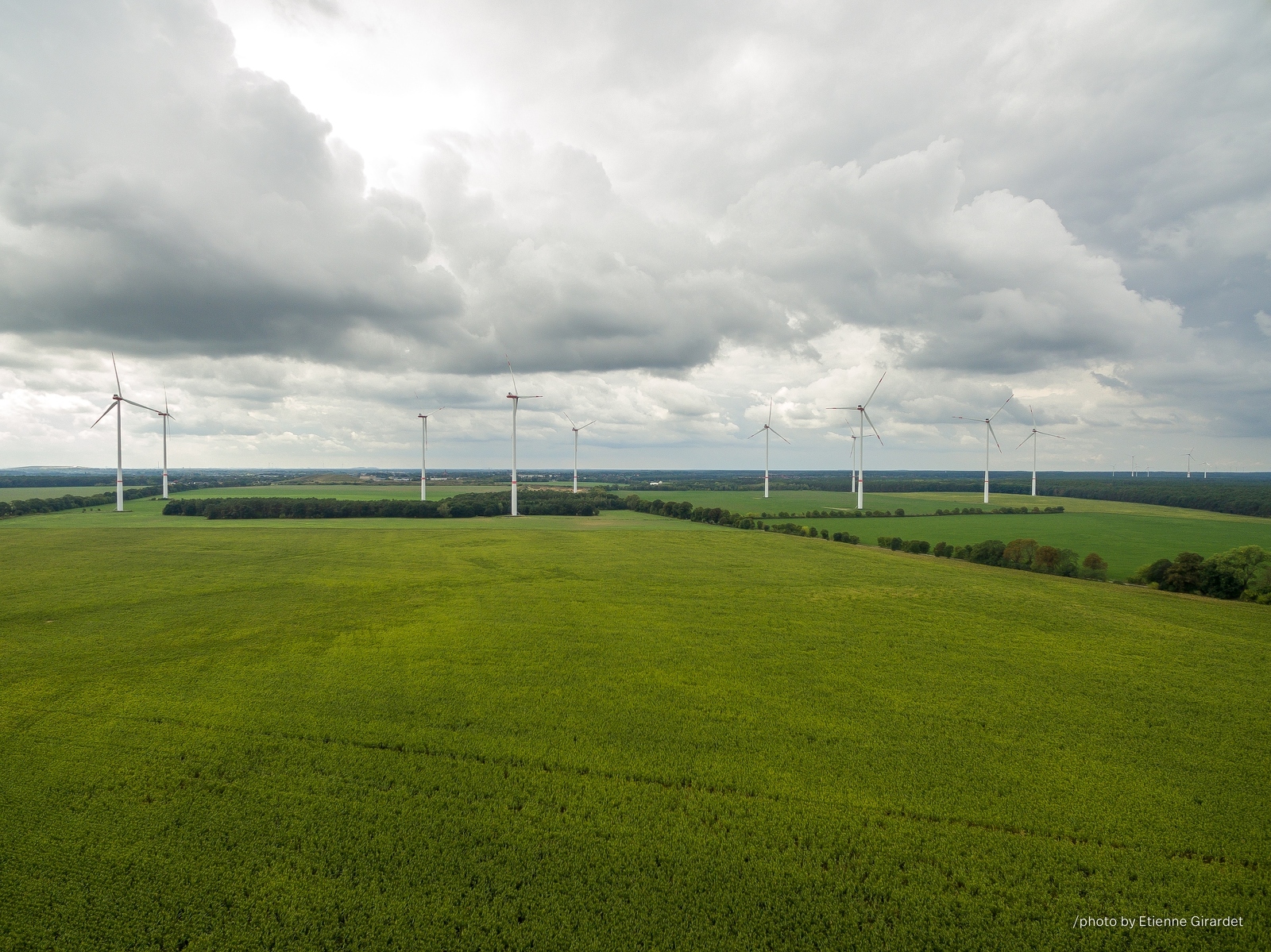 202209_11_DJI_0035-drone-wind-turbine-sky-green-renewable-by-E-Girardet.jpg