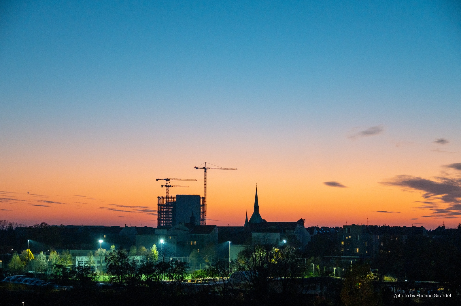 202211_13__ZZ60918-city-skyline-at-sunset-with-cranes-by-E-Girardet.jpg