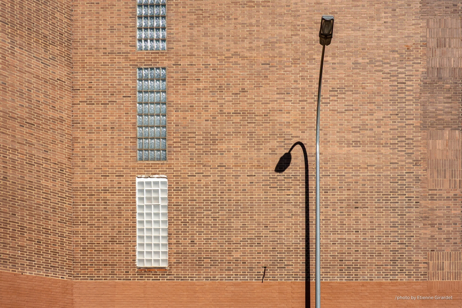202301_30_RXX02420-brick-wall-with-windows-and-lamp-post-shadow-by-E-Girardet.jpg
