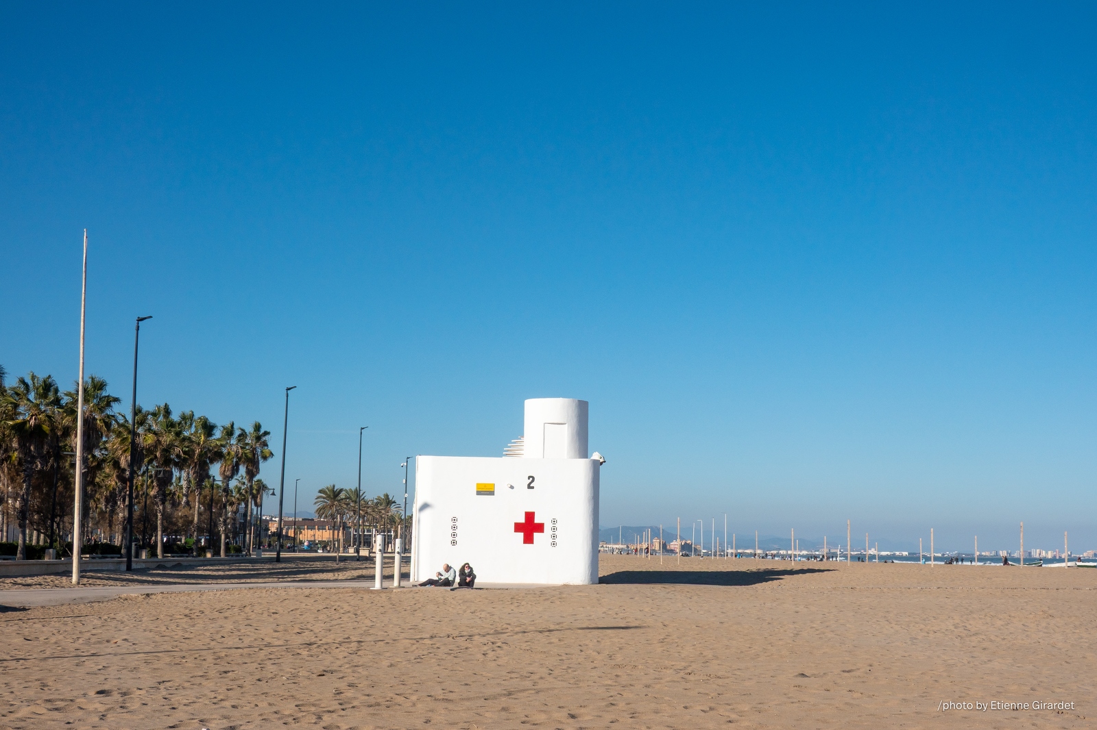 202301_30_RXX02442-beach-first-aid-station-sunny-day-by-E-Girardet.jpg