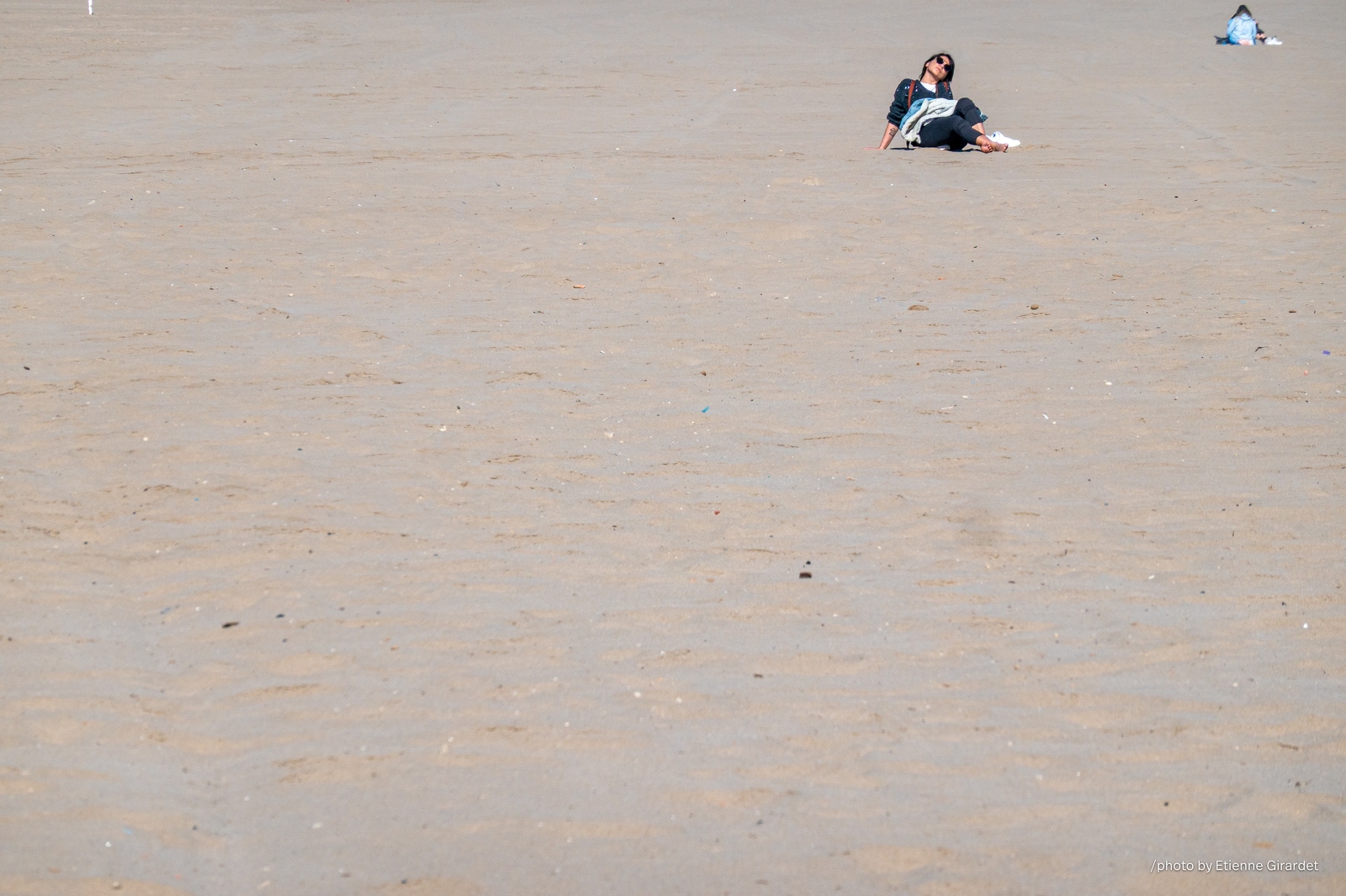 202302_03_RXX02625-woman-relaxing-on-sandy-beach-by-E-Girardet.jpg