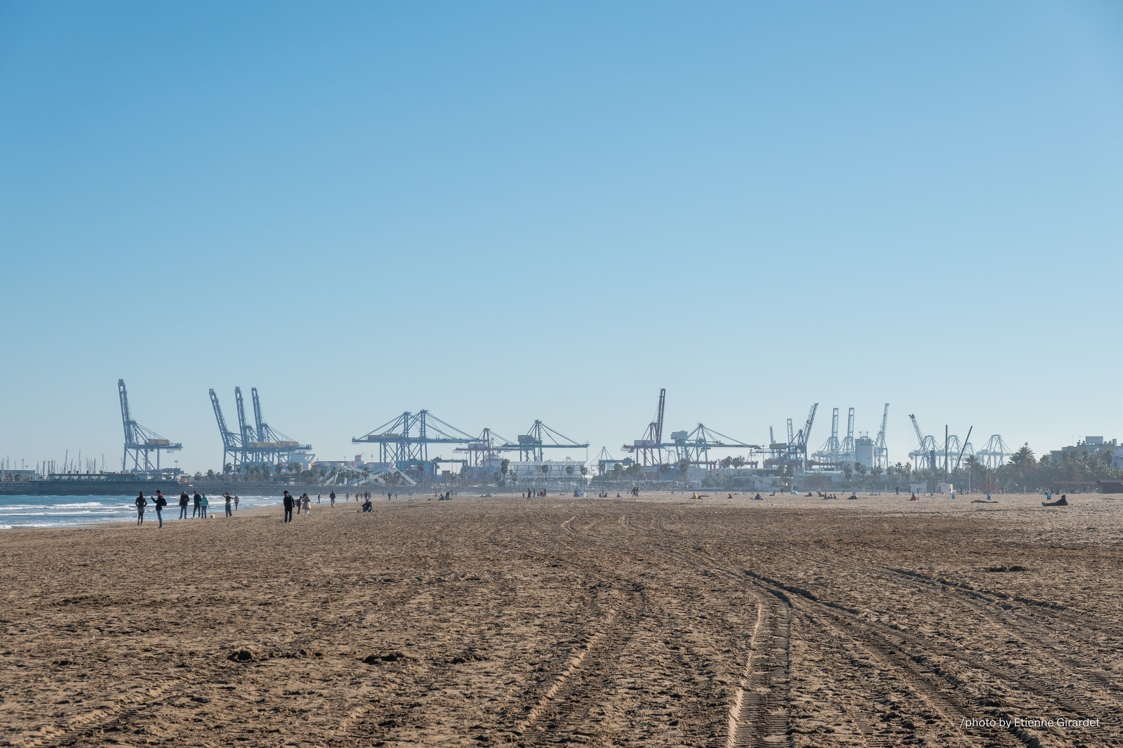 202302_03_RXX02628-beach-with-cranes-and-people-by-E-Girardet.jpg