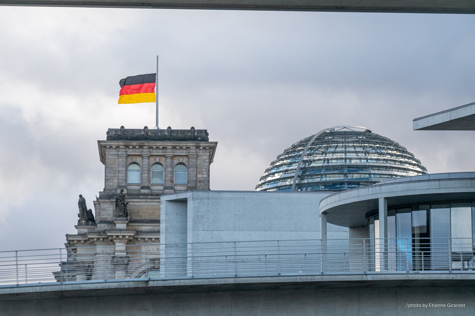 202301_05_RXX02287-german-parliament-building-with-flag-flying-by-E-Girardet.jpg